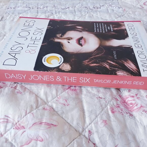 Daisy Jones & The Six: A Novel Taylor Jenkins Reid - Picture 2 of 4
